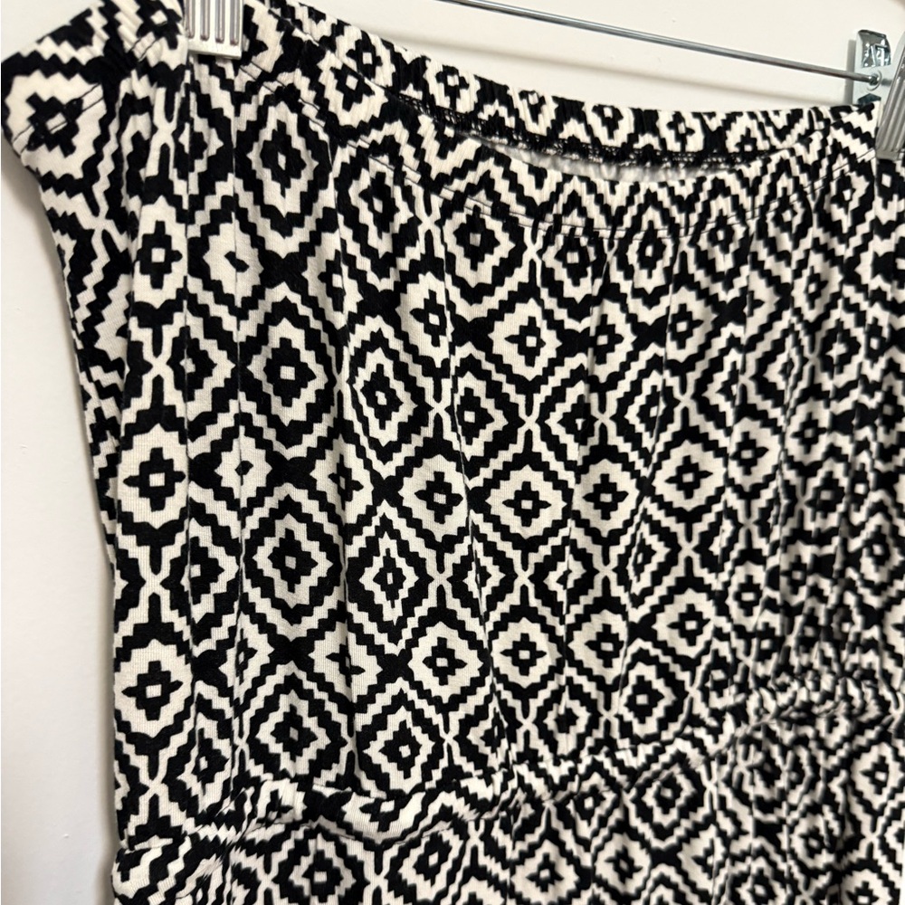 Gorgeous maxi dress, strapless, elastic waistline. Beautiful black and white